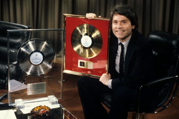Disco de Uranio concedido por la Sociedad General de Autores y por su casa discográfica, al alcanzar los 50 millones de discos vendidos durante su carrera artística.