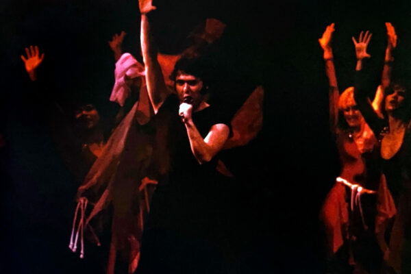 Raphael, junto al ballet, en un momento del espectáculo 20 años en escena.