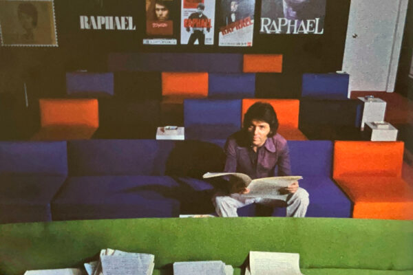 Raphael, en su casa de Madrid, preparando sus conciertos para el XX aniversario.