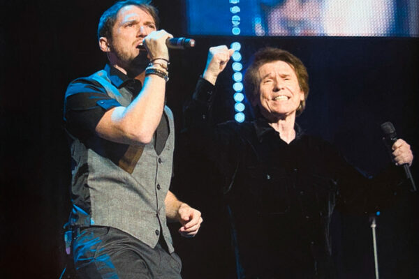 Raphael con Manuel Martos, su hijo, durante el concierto.