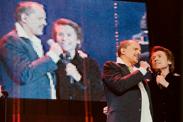 Miguel Bosé y Raphael tras interpretar 'Morir de amor'.
