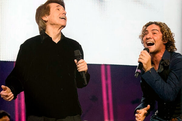 Raphael y David Bisbal cantando 'Escándalo' a dúo.