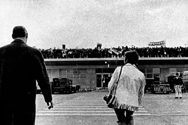 Raphael en una de sus llegadas al aeropuerto de Buenos Aires.