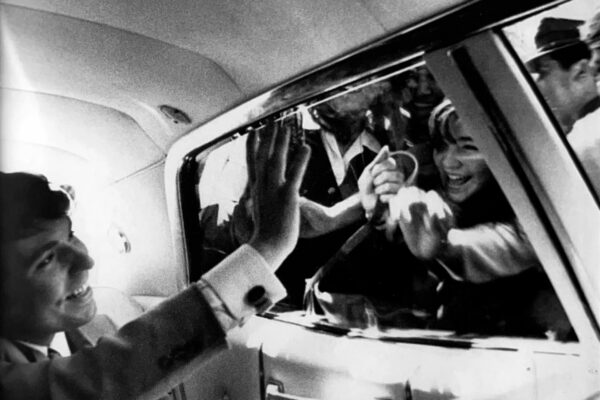 Raphael, dentro de su coche, saludando a sus fans.