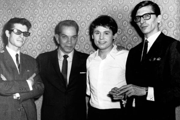 Paco Gordillo, Raphael y Manuel Alejandro con Mario Moreno, 'Cantinflas', tras el concierto en El Patio.