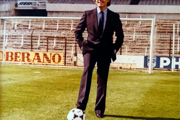 El cantante posa en el estadio Santiago Bernabeu el día de la firma del contrato.