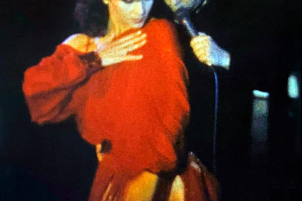 Raphael, junto a Alicia Carrión, cantando 'Tu cuerpo, mi refugio y mi rincón'.