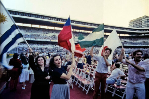 Banderas de todos los países comienzan a llenar el estadio poco antes del comienzo del concierto.