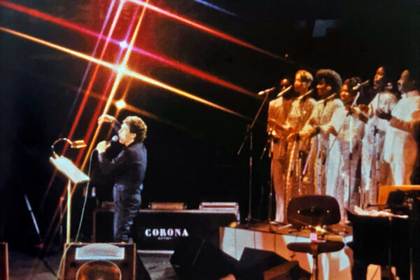 Junto al coro durante el concierto.