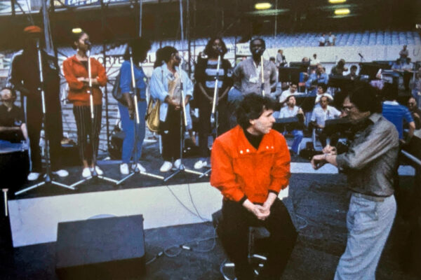 Paco Gordillo y Raphael hablan durante el ensayo. Tras ellos (segunda por la izquierda) Attallah Shabazz.