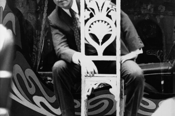 Una foto curiosa de Raphael posando en medio de la calle, frente a un escaparate.