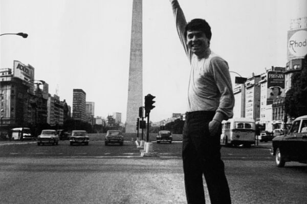 El cantante posa junto al Obelisco de Buenos Aires.