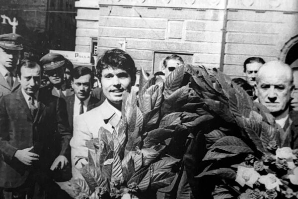 Ofrenda floral a la estatua de Pedro de Valdivia. A la izquierda, Francisco Bermúdez. A la derecha, el embajador Lojendio.