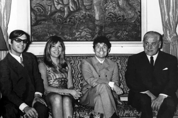 Paco Gordillo, Juana Biarnés y Raphael con el embajador Miguel Lojendio.