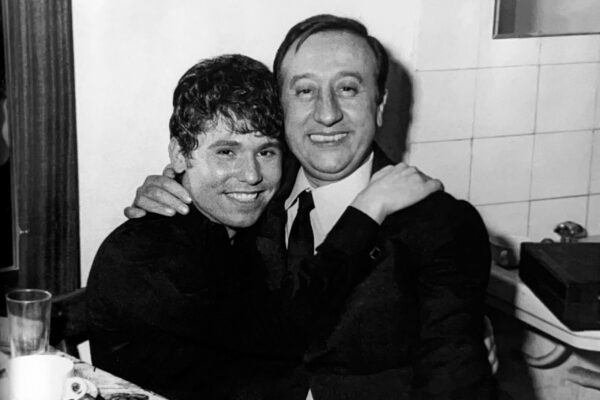 El artista con Francisco Bermúdez tras un concierto.