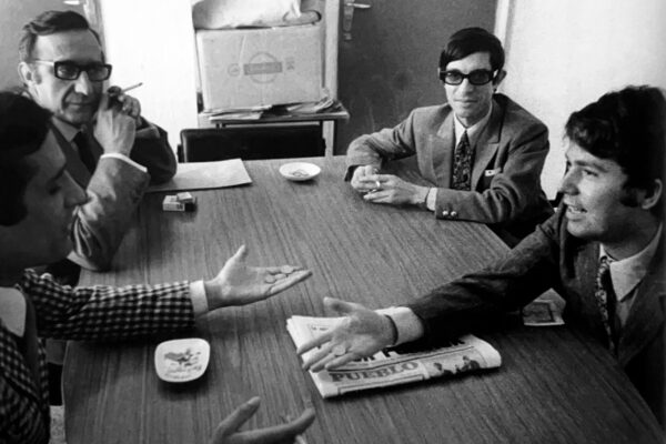 Raphael conversa con el escritor y periodista Raúl del Pozo ante la atenta mirada de Alfredo Tocildo y Paco Gordillo.