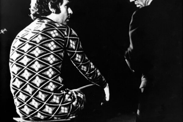Raphael y Paco Gordillo charlan durante un ensayo en Moscú.