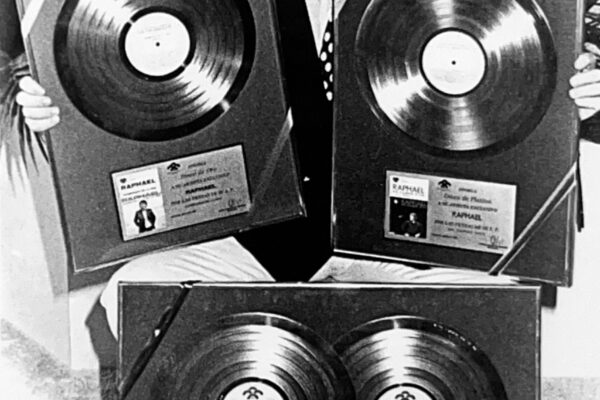 Oro por 'Enamorado de la vida', platino por 'En carne viva' y doble platino por un recopilatorio.