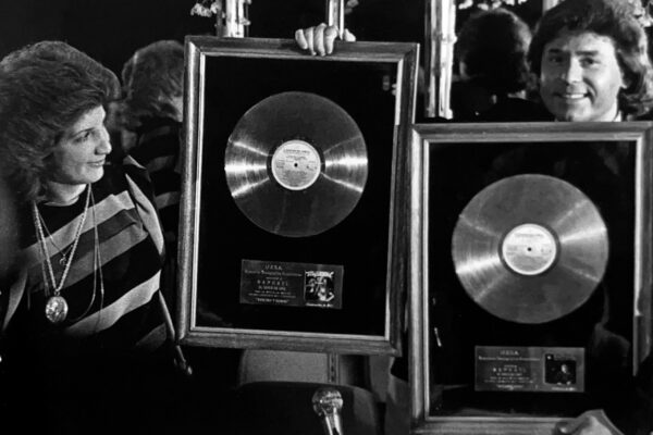 El cantante recibe dos discos de oro, uno por un álbum recopilatorio y otro por 'En carne viva'.