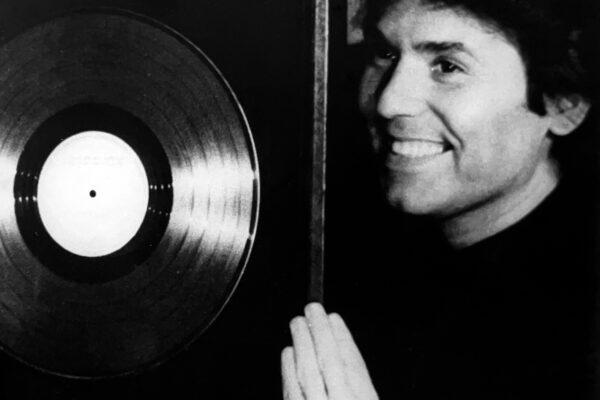 Raphael con uno de sus discos de platino.