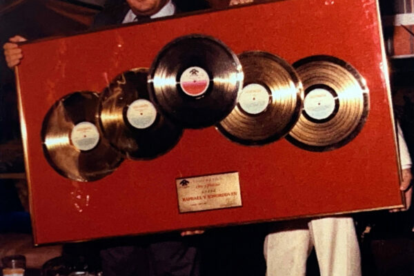 En Venezuela, el cantante recibe un cuádruple disco de oro y uno de platino.