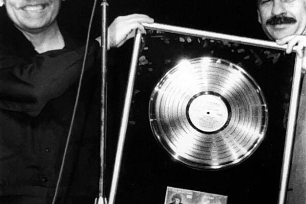 Un nuevo disco de platino por las ventas de 'Yo sigo siendo aquel'.