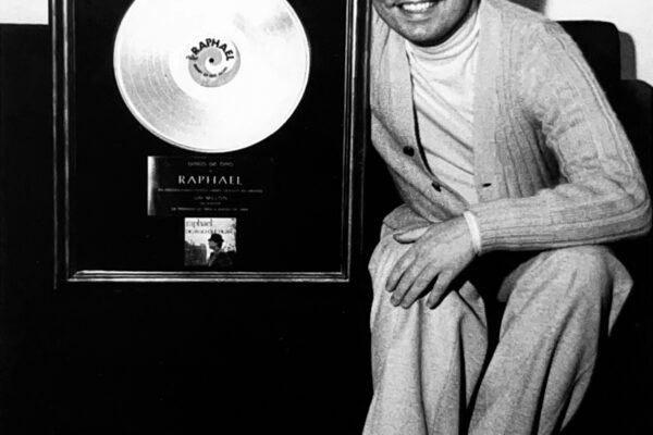 Con un disco de oro por las ventas de un millón de copias de 'Digan lo que digan' en México.
