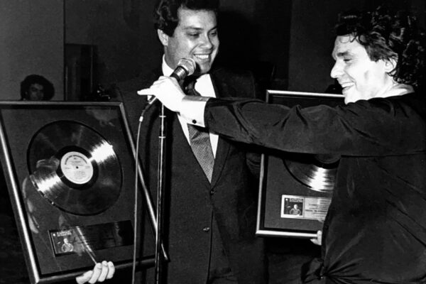 El cantante recibe un disco de platino y otro de oro en el escenario del Carnegie Hall por las ventas de 'En carne viva' en Estados Unidos.