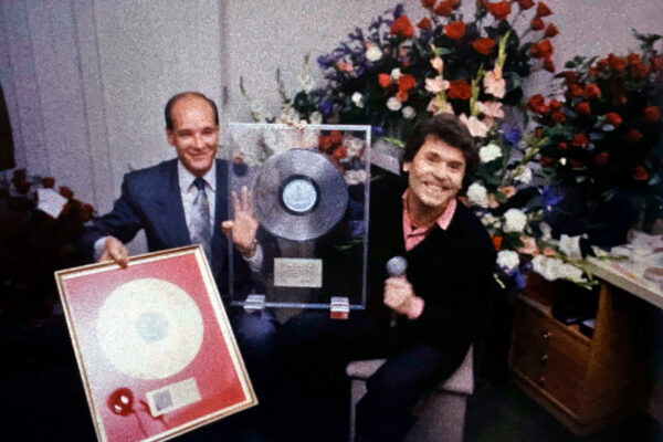 José Luis Gil, presidente de Hispavox, le entrega a Raphael el disco de uranio.