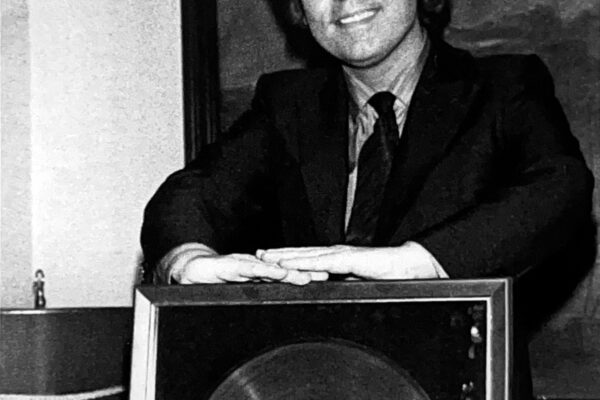 Con un disco de oro por 'Eternamente tuyo'.