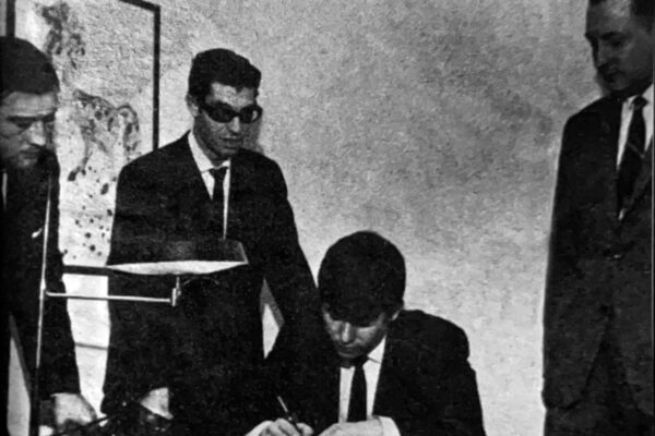 Firma del contrato con Hispavox. Foto publicada en la revista Discóbolo en 1964.