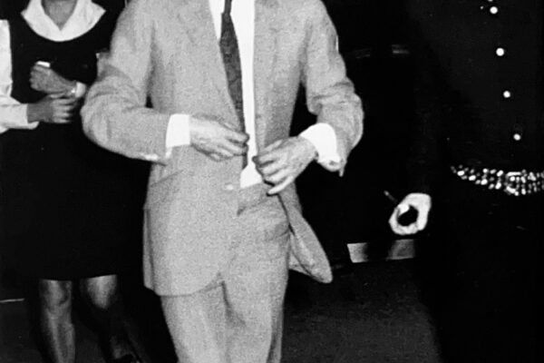 Paco Gordillo y Raphael escapando.