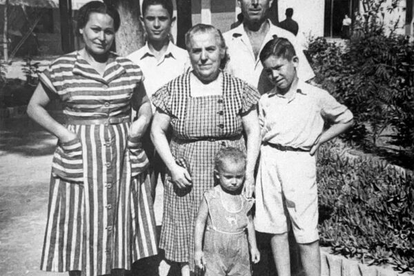 Rafael, a la derecha, junto a sus padres, sus hermanos Juan y José Manuel y una amiga de la familia.