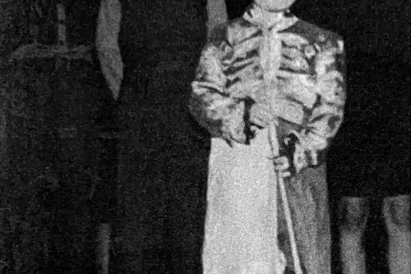 Protagonizando una función de teatro en el colegio.