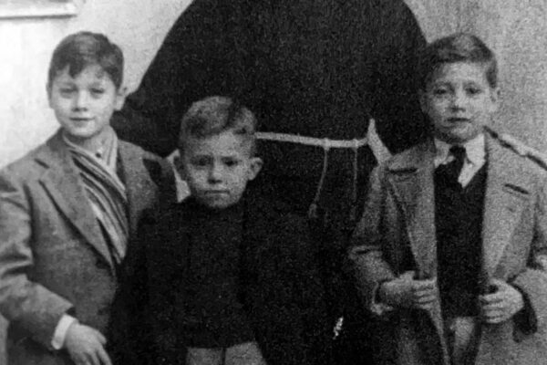 Rafael, en el centro, junto a un fraile y dos compañeros del colegio.