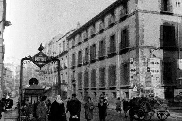 En el Madrid de la posguerra todavía se podían ver circulando carros por sus calles.
