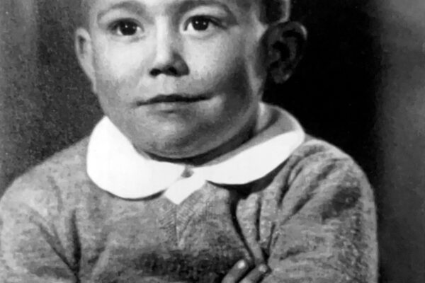 Foto de estudio del pequeño y travieso Rafael Martos.