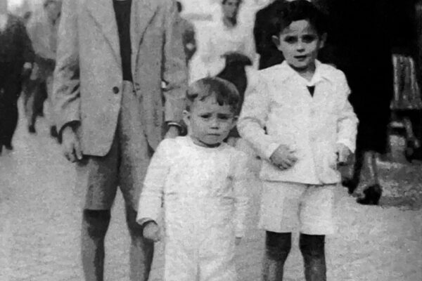 Una de las primeras fotos de Rafael, en el centro, con sus hermanos Paco y Juan.