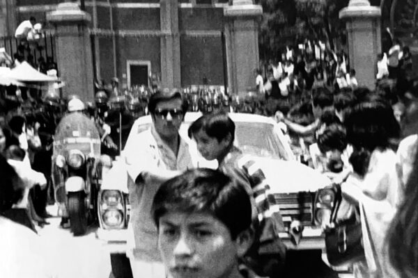 El coche en el que va Raphael se abre paso a la salida de la Basílica de Guadalupe.
