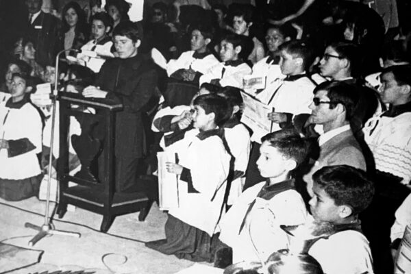 En la Basílica de Guadalupe, justo antes del 'Ave María'. Paco Gordillo, a la derecha, arrodillado, parece camuflado entre los escolanos.
