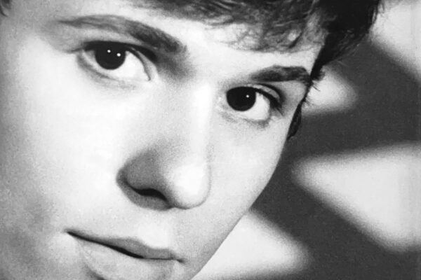 Foto de estudio de un jovencísimo Raphael.