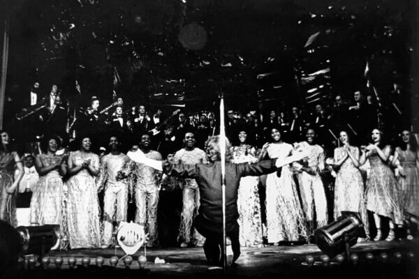 En los recitales de 1974, Raphael saluda a su ballet, coros y orquesta.