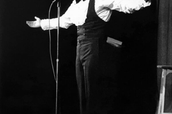 Raphael, en plena actuación, 1969.