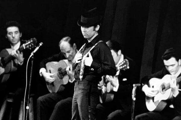 El cantante con el grupo de guitarristas, 1969.