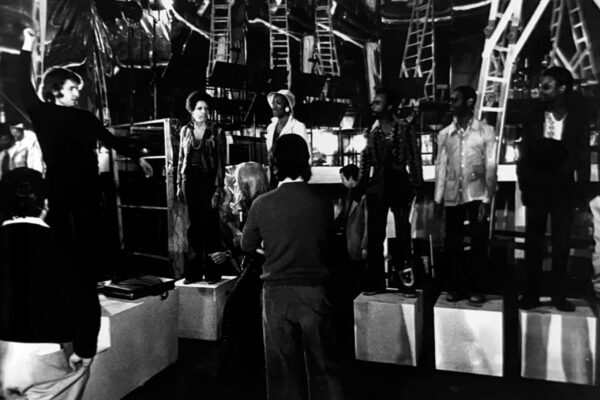 Raphael ensaya la escena de los latigazos de 'Jesucristo Superstar'.