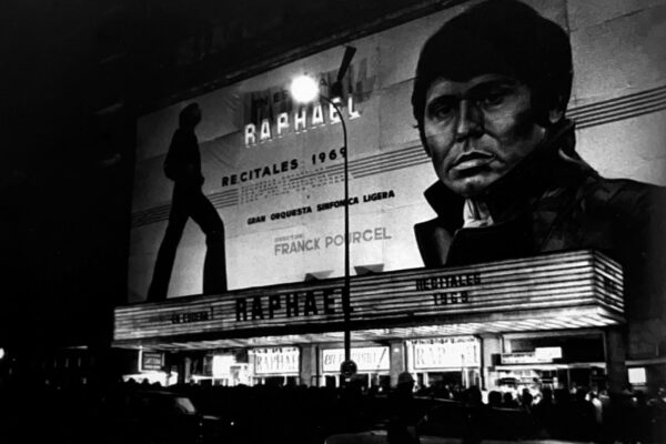 Fachada del Palacio de la Música en 1969 anunciando a Raphael dirigido por el director de orquesta Franck Pourcel.