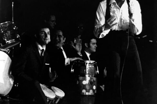 Raphael acompañado de los 'bongoseros', 1969.