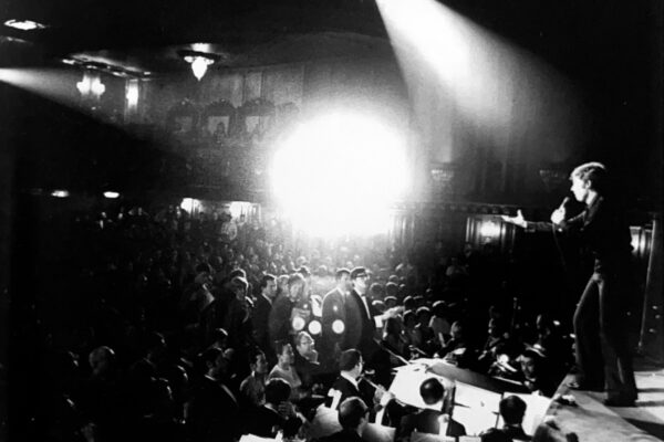 Uno de los primeros recitales en el Palacio de la Música. Dirige la orquesta Manuel Alejandro.