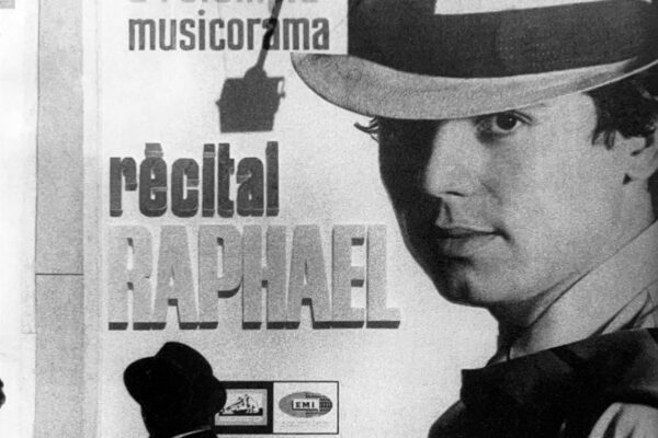 Cartel en una calle de París anunciando el concierto de Raphael en el Olympia.