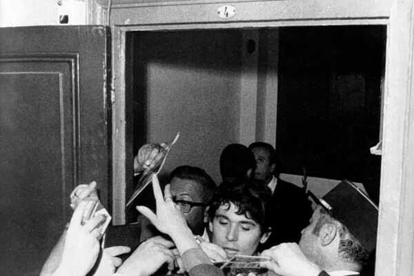 Tras el concierto, Raphael firma autógrafos en la puerta de su camerino.